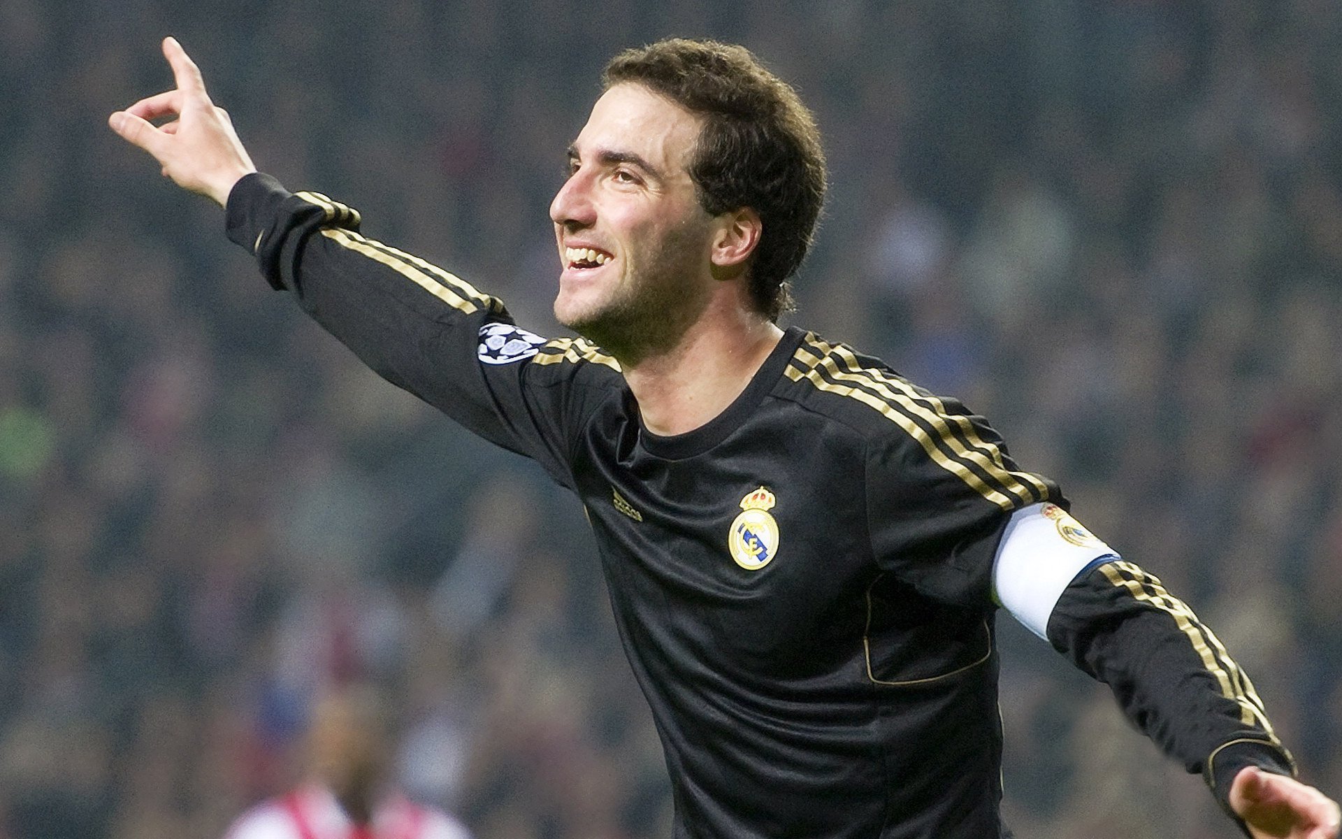 马赛新援表现抢眼，成为队内最具攻击威胁的球员，马赛队史最佳阵容